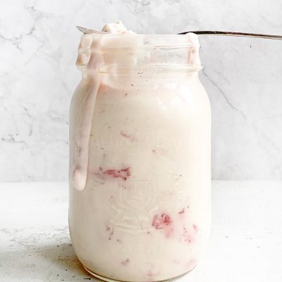 Crème glacée à la fraise dans un pot Mason